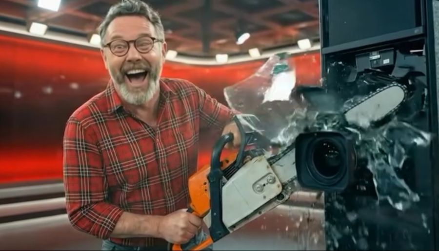 Nik Halbmann zerstört die Kamera im Tagesschau-Studio (KI generiert)