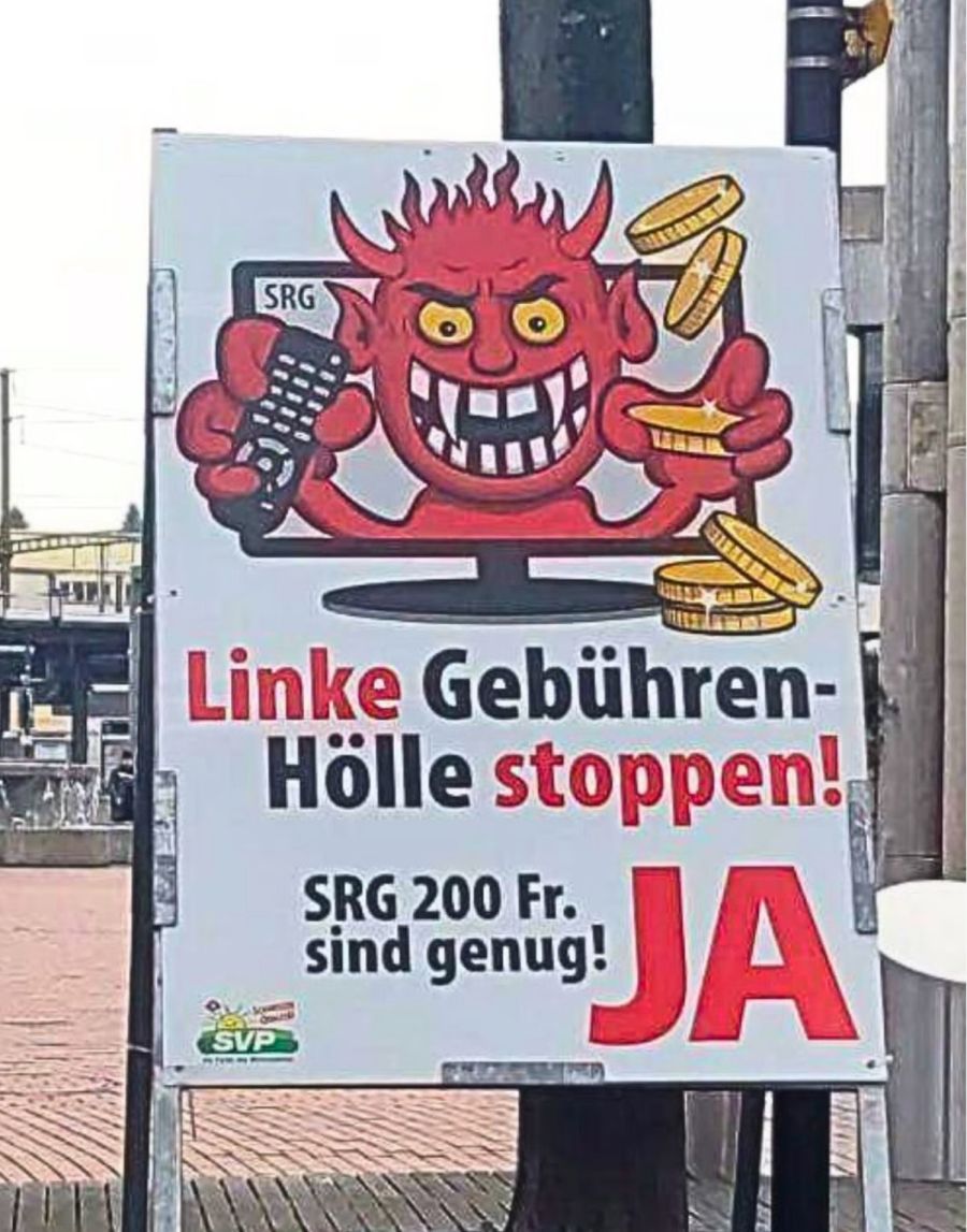 Roter SRG-Teufel mit Fernbedienung und Goldmünzen: Die SVP setzt auf Feindbilder und Polarisierung.