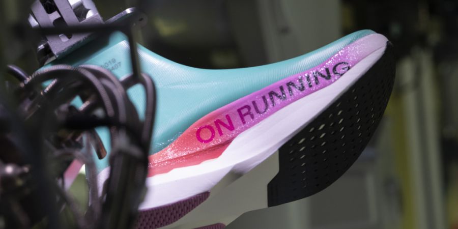 Der Laufschuhhersteller On hat eine Werk für seine LightSpray-Technologie in Südkorea eröffnet. Dank der neuen Anlage mit 32 Robotern soll die globale Produktionskapazität der Techn...