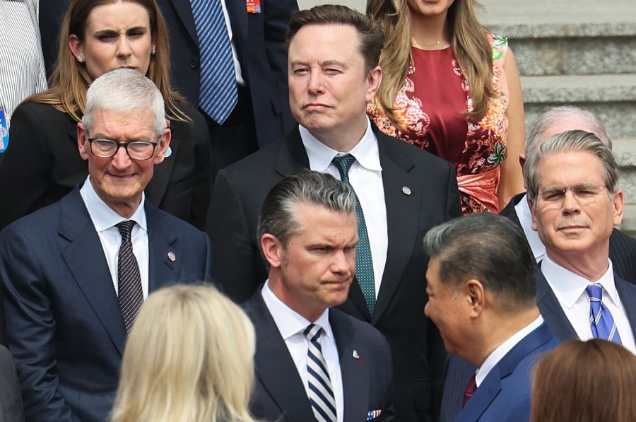 Ein Kritikpunkt: Elon Musk (oben Mitte) erhalte zu viel Macht. Der Tech-Milliardär war diese Woche mit einer US-Delegation um Präsident Trump in China.