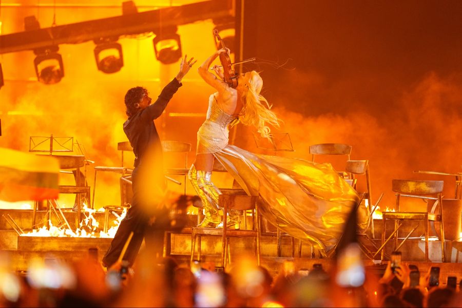 ESC-Premiere: Schwedens Linda Lampenius spielte als erste Künstlerin überhaupt ihr Instrument live auf der Bühne.
