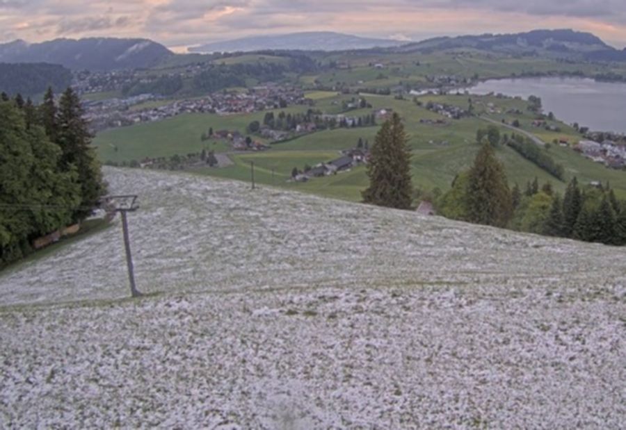 Blick von der Bergstation des Skilifts (1115 m ü. M.) oberhalb von Einsiedeln SZ auf den Sihlsee. Die Piste trägt einen Hauch von Schnee.