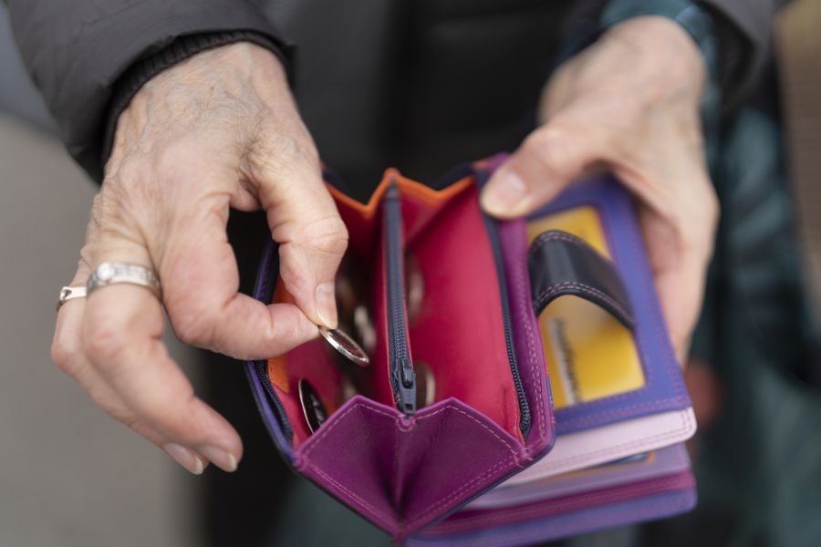 Krankenkasse, Mieten, Mehrwertsteuer: Schweizerinnen und Schweizern fehlt am Ende des Monats immer mehr Geld im Portemonnaie.