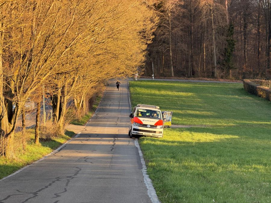 Ein Auto der Stapo Zürich ist bei der bewilligten Demo dabei.