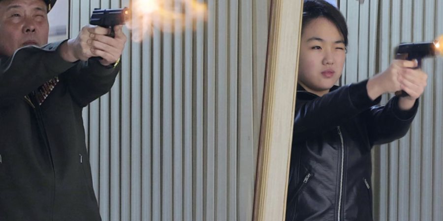 dpatopbilder - HANDOUT - Die von der staatlichen nordkoreanischen Nachrichtenagentur KCNA am 11.03.2026 zur Verfügung gestellte Aufnahme zeigt nach Angaben von KCNA die Tochter (2.v.r)...