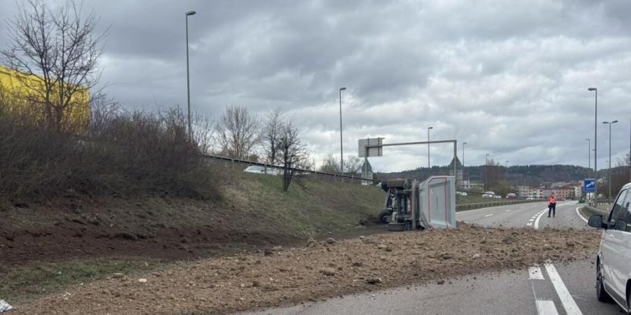 Die Ladung des Lastwagens landete auf der Autobahn und musste zuerst entfernt werden.