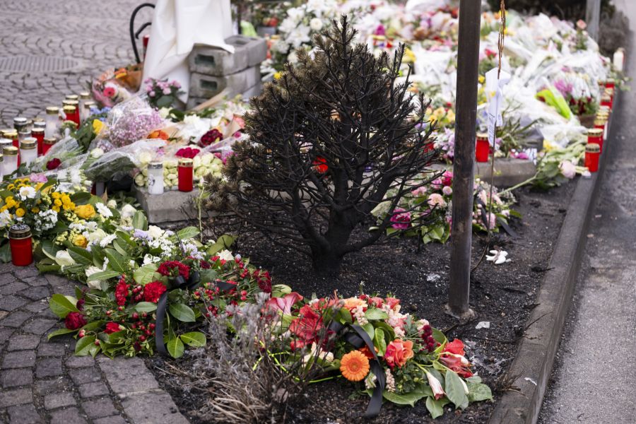 Eine 56-Jährige, die sich aus dem brennenden Postauto retten konnte, befindet sich weiterhin in kritischem Zustand.