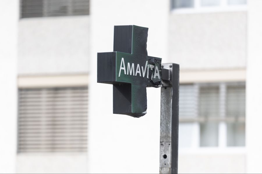 Das Feuer verbreitete sich sehr schnell im Postauto. Auch anliegende Schilder wurden durch die Hitze verbrannt.