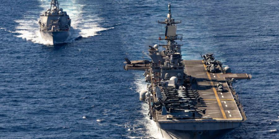 HANDOUT - Der Lenkwaffenzerstörer «USS Rafael Peralta» (links) nähert sich dem amphibischen Angriffsschiff «USS Tripoli». Foto: Ryre Arciaga/DVIDS/dpa/Archivbild - ACHTUNG: Nur zu...