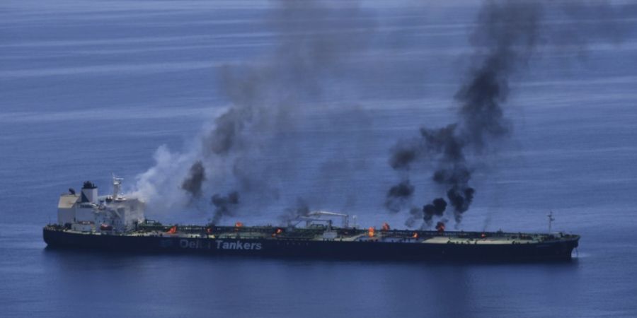 HANDOUT - Dieses von der Operation Aspides der Europäischen Union veröffentlichte Foto zeigt Brände an Bord des Öltankers «Sounion» im Roten Meer am 25. August 2024. Die EU-Mission ...