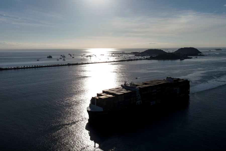 Rund zwölf Prozent des Welthandels passieren sie.