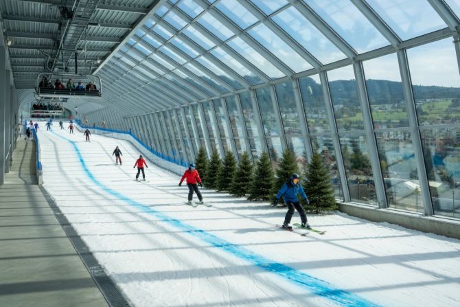 Skifahren mitten in Zug