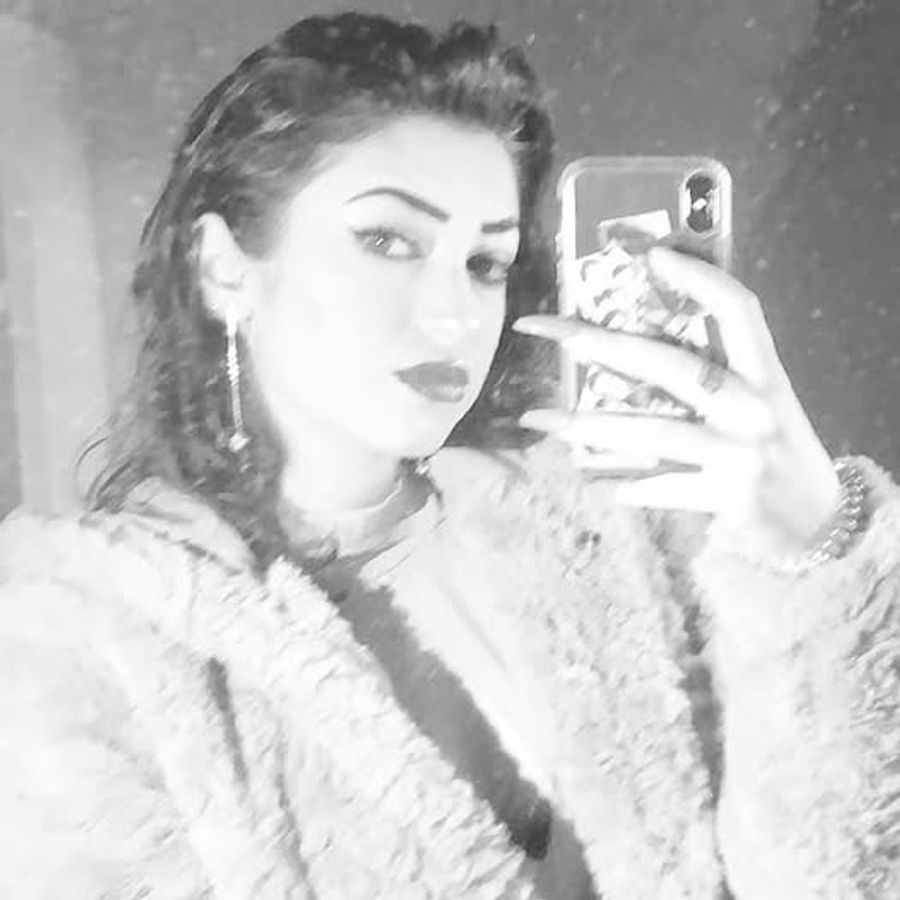 Dieses ältere Spiegelselfie zeigt Ariel mit dunklem Lippenstift und auffälligem Look.