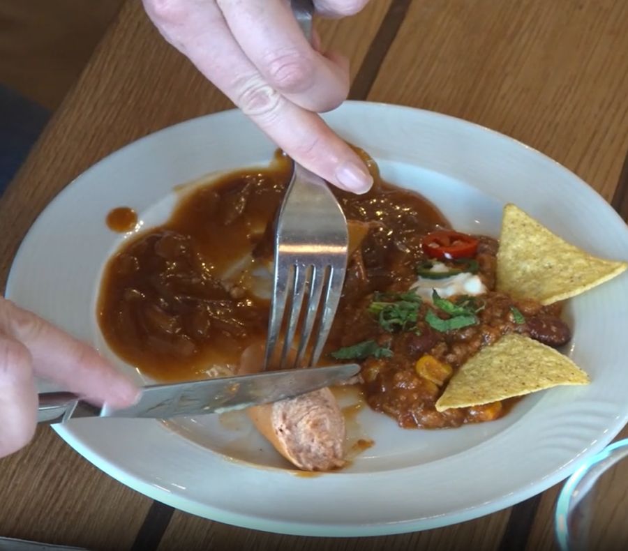 Die «Klimawurst» des Zoo Zürich sorgt für Gesprächsstoff: Neu stecken rund 20 Prozent Erbsenprotein in der Kalbsbratwurst.