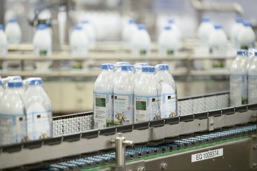 Biomilch wird bei Schweizer Konsumentinnen und Konsumenten immer populärer.