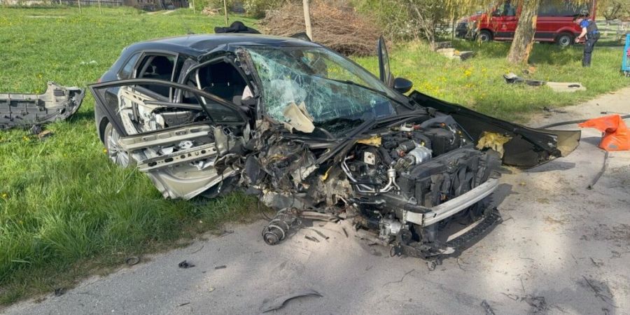Durch die Wucht des Aufpralls schleuderte das Auto mehrere Meter weiter, ehe es neben der Strasse zum Stillstand kam.