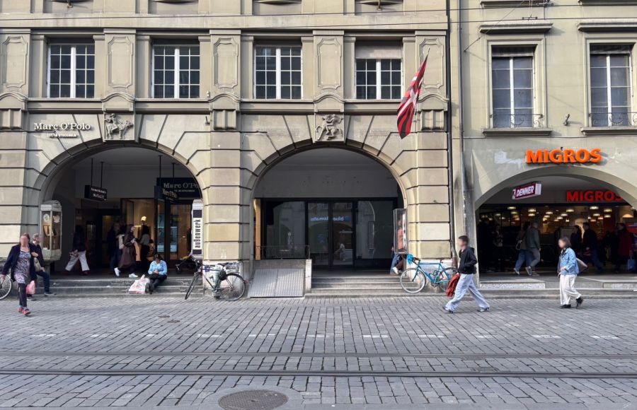 Inzwischen ist auch das Logo verschwunden: Der ehemalige Claire's (Mitte) in der Berner Marktgasse ist leer.