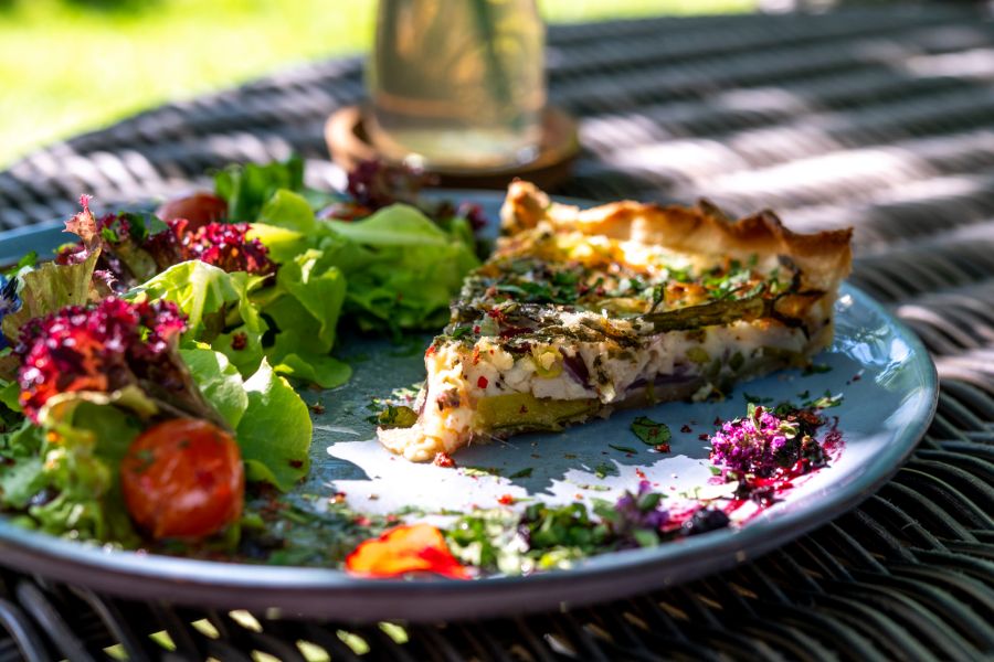 Eine Quiche mit Saarländischen Linsen und Räucherforelle, zubereitet im Landhaus Spanier.