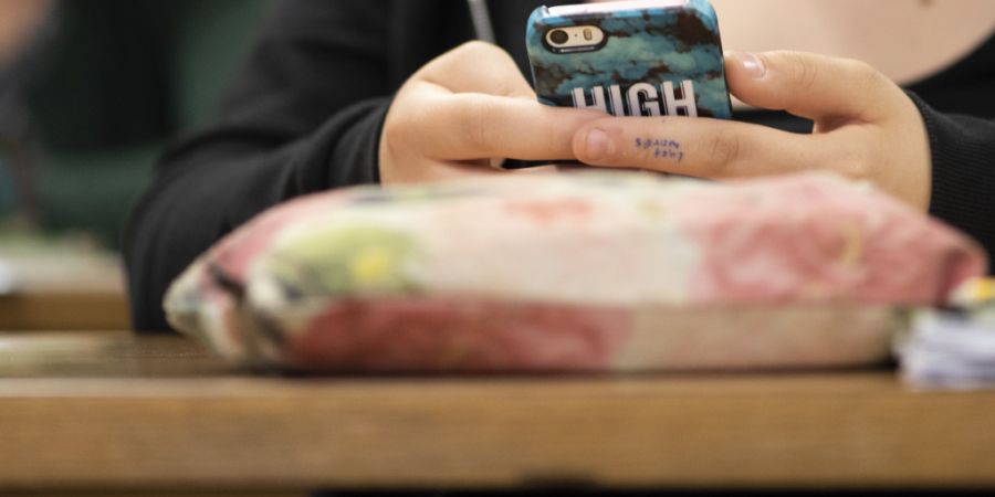 Der Umgang mit den Smartphones an den Urner Schulen hat am Mittwoch auch den Landrat beschäftigt. (Symbolbild)