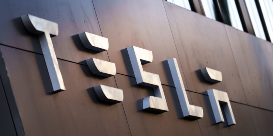 Laut Elon Musk liegt die Zukunft von Tesla in Robotern und selbstfahrenden Robotaxis. Aktuell lebt die Firma jedoch vom Autoverkauf. Und dieses Geschäft lief zuletzt wieder besser. (Ar...