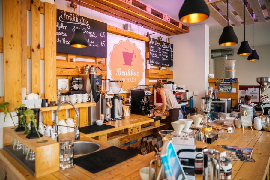 Die Brühbar serviert frisch geröstete Kaffi-Kreationen.
