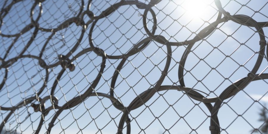 In Gersau SZ sollen zusätzliche Steinschlagschutznetze das Quartier «Tal» besser schützen. (Symbolbild)