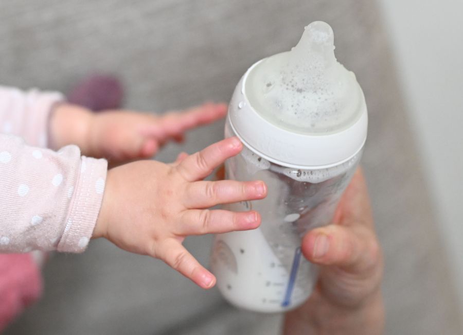 Der Hersteller Nestlé erklärte zunächst, dass Produkte in der Schweiz nicht betroffen seien.
