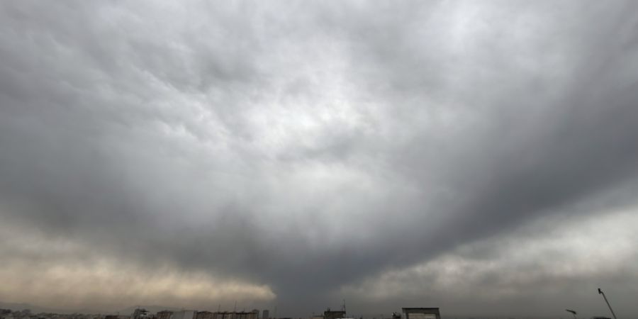 dpatopbilder - Rauchschwaden eines amerikanisch-israelischen Angriffs auf eine Ölanlage am späten Samstag sind am bewölkten Himmel zu sehen. Foto: Vahid Salemi/AP/dpa