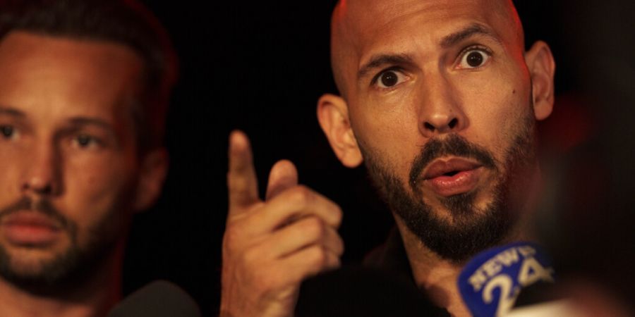 ARCHIV - Andrew Tate, rechts, spricht neben seinem Bruder Tristan vor seinem Haus am Stadtrand von Bukarest, Rumänien, zu den Medien. Foto: Vadim Ghirda/AP/dpa