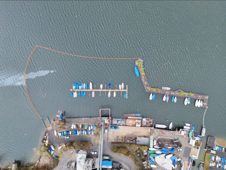 Auch die Ölwehr ist im Einsatz.