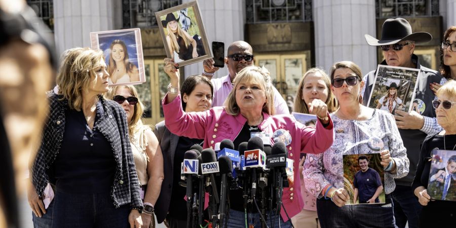 Angehörige von Social-Media-Sucht-Opfern machen ihrem Ärger über die Mechanismen von Instagram und Co. vor dem Gericht Luft.