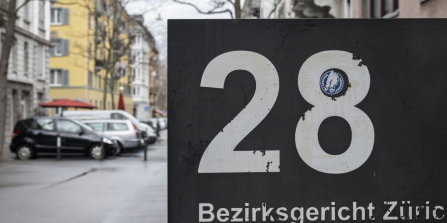 Am Donnerstag steht ein 72-Jähriger vor dem Bezirksgericht Zürich. Er soll eine Bekannte jahrelang gestalkt haben. (Symbolbild)