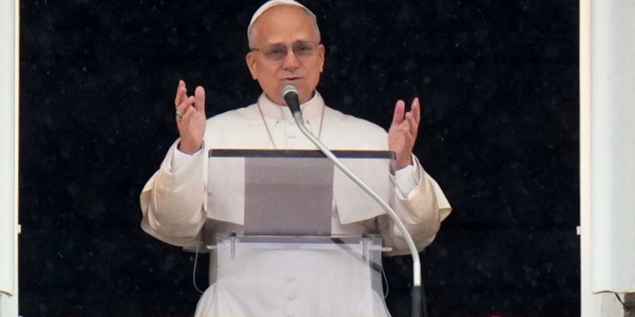 ARCHIV - Papst Leo XIV. steht am Fenster mit Blick auf den Petersplatz im Vatikan. Foto: Alessandra Tarantino/AP/dpa