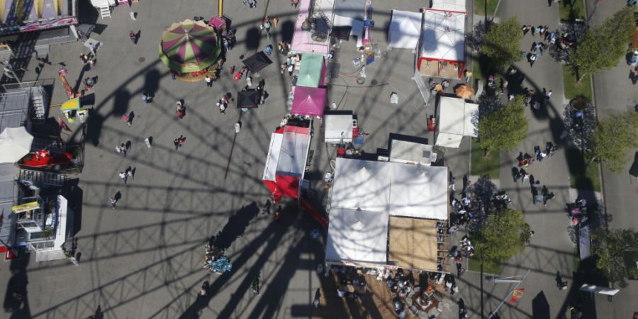 Riesenrad, Magenbrot und Warenstände: die zehntägige Berner Frühjahrsmesse BEA lockt jeweils tausende Besucherinnen und Besucher an. (Archivbild)