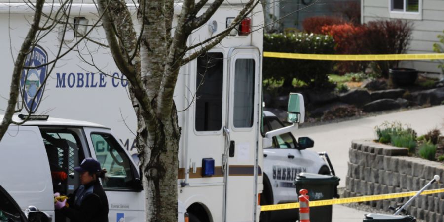 Beamte untersuchen einen Tatort, nachdem ein Mann mehrere Menschen bei einer Messerattacke erstochen haben soll. Foto: John Froschauer/AP/dpa