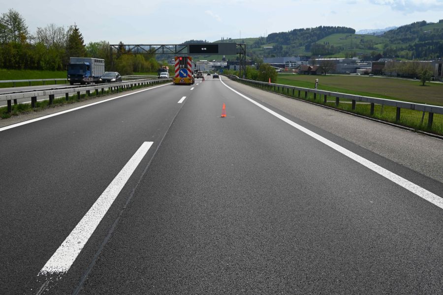 Aufgrund der Kollision war die A1 kurzzeitig nur einspurig befahrbar.