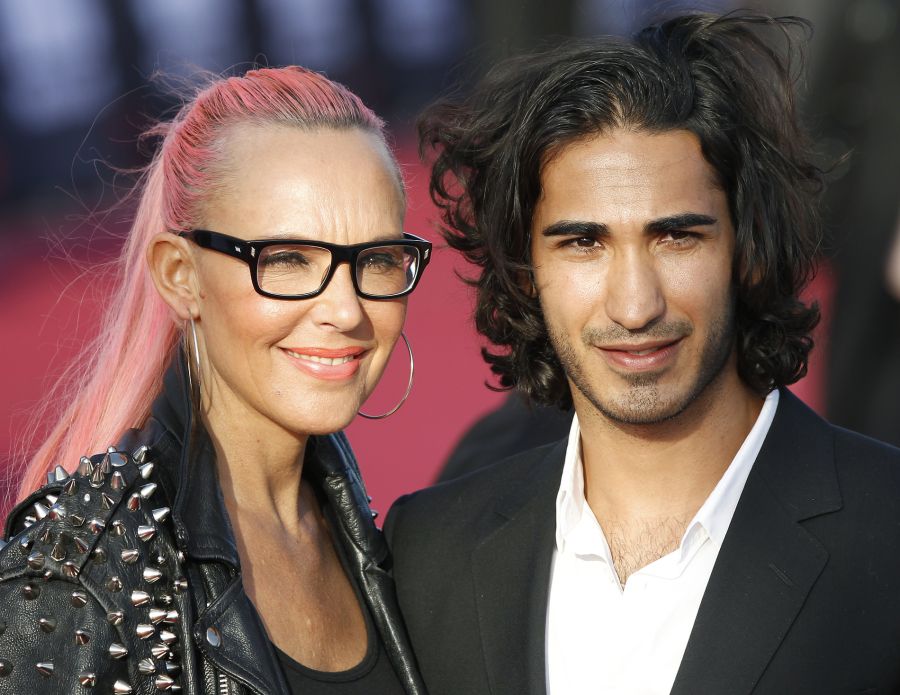 Später wechselte die zwischenzeitlich zu leicht pinkfarbenen Strähnen, hier 2012 mit ihrem damaligen Freund und Fussballspieler Umut Kekilli.