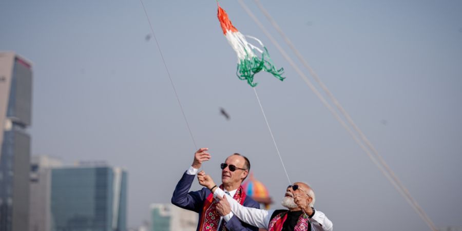 ARCHIV - Narendra Modi (r), Premierminister von Indien, und Bundeskanzler Friedrich Merz (CDU) besuchen ein Drachenfestival. Foto: Kay Nietfeld/dpa
