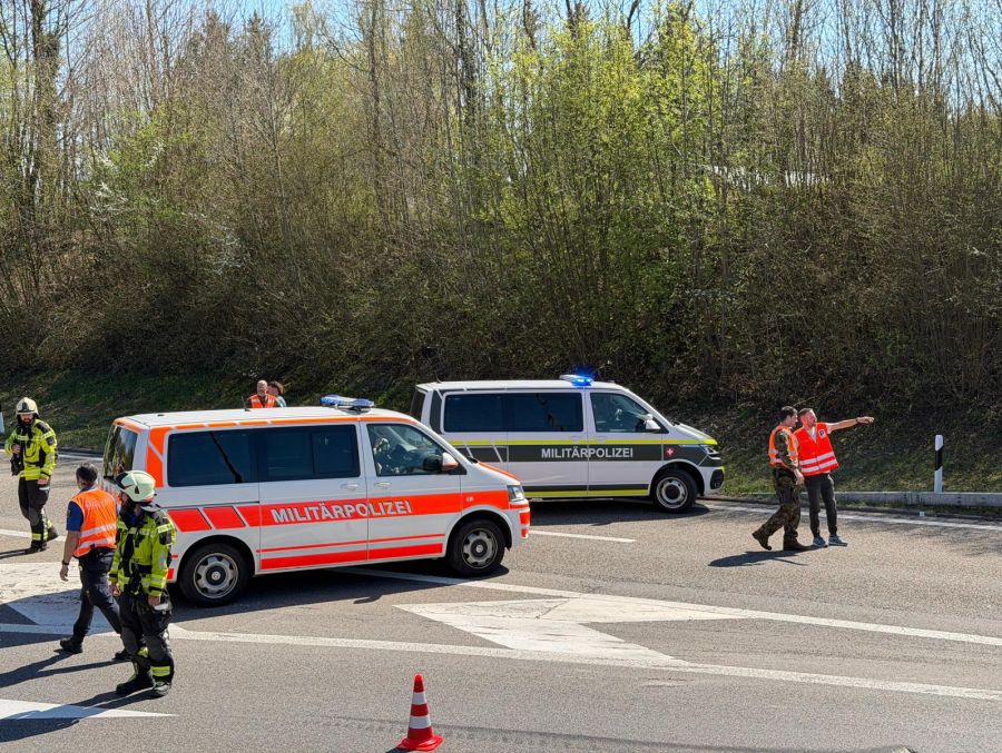 Auch die Militärpolizei ist mit mehreren Einsatzfahrzeugen vor Ort.