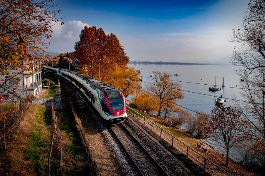 Als der Zugführer ihn bittet, das Gerät leiser zu stellen, rastet der Mann aus.