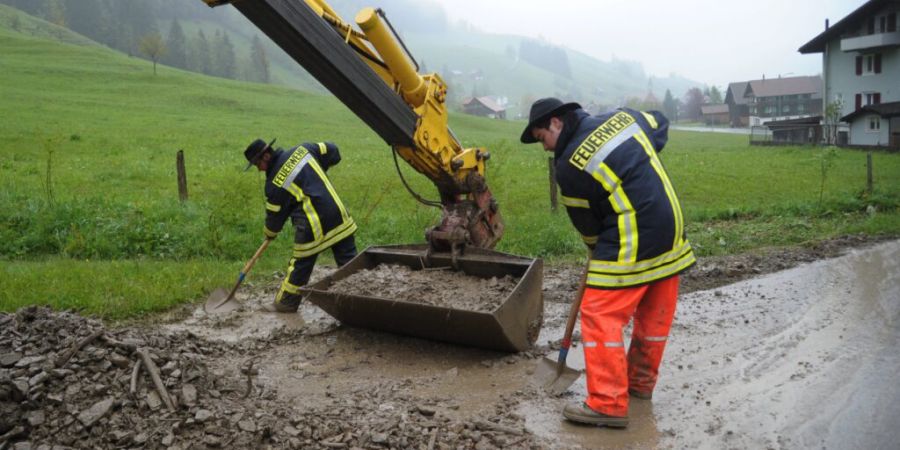 Starke Niederschläge beschäftigen Alpthal immer wieder. Hier räumen Feuerwehrmänner im Juni 2013 eine Strasse.