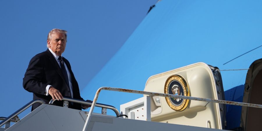 ARCHIV - US-Präsident Donald Trump besteigt die Air Force One am Palm Beach International Airport in West Palm Beach. Foto: Matt Rourke/AP/dpa