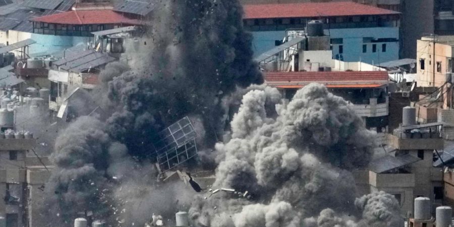 dpatopbilder - Rauch steigt auf nach einem israelischen Luftangriff in den Vororten Beiruts. Foto: Hussein Malla/AP/dpa