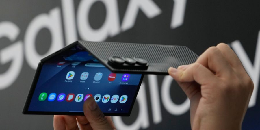 Ein neues, faltbares Handy von Samsung aus der Galaxy-Reihe, das im Dezember vorgestellt wurde. (Archivbild)