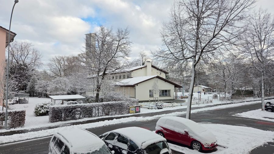 In Bern-Breitenrain sind die Autos unter einer dicken Schneeschicht versteckt.