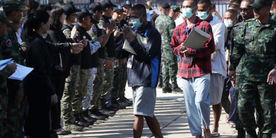 HANDOUT - Auf diesem von der Agence Kampuchea Press (AKP) veröffentlichten Foto kehren freigelassene kambodschanische Soldaten (M) am Grenzübergang Prum in der Provinz Pailin zurück....