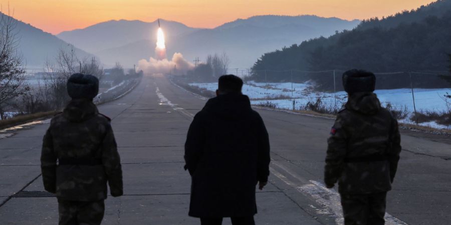 dpatopbilder - Staatschef Kim Jong Un (M) inspiziert Testflüge von Hyperschallraketen in Pjöngjang, Nordkorea. Unabhängige Journalisten hatten keinen Zugang zu dem Ereignis, das auf ...