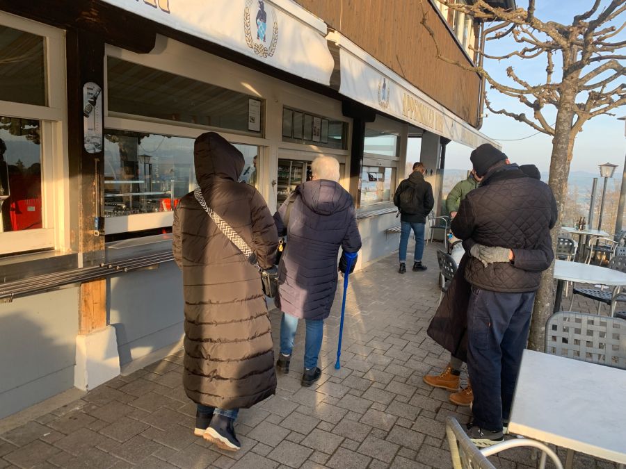 Spaziergängerinnen und -gänger wollen sich ein heisses Getränk schnappen ...