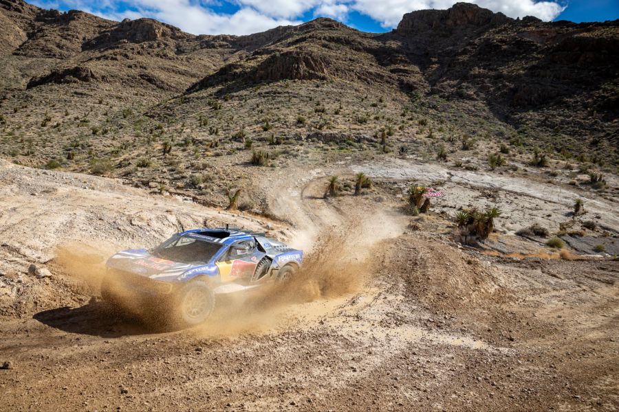 Isack Hadjar (Red Bull Racing) am Steuer des Dakar-Renners von Ford.