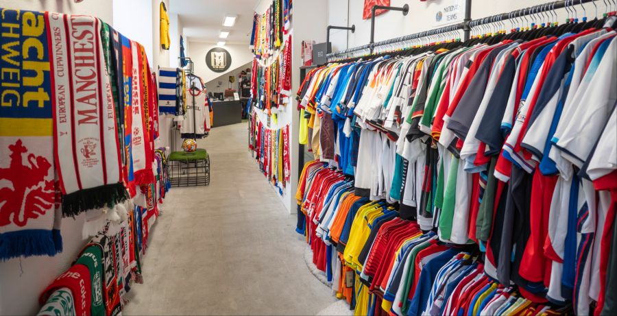 Wer den «To the Jersey»-Shop betritt, steht bereits in mitten von Fussballtrikots. Das hier ist der Eingangsbereich.